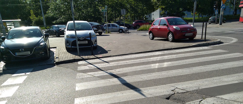 NAPISZ DO NAS. Zastawiony chodnik na skrzyżowaniu Roosevelta i Mazowieckiej
