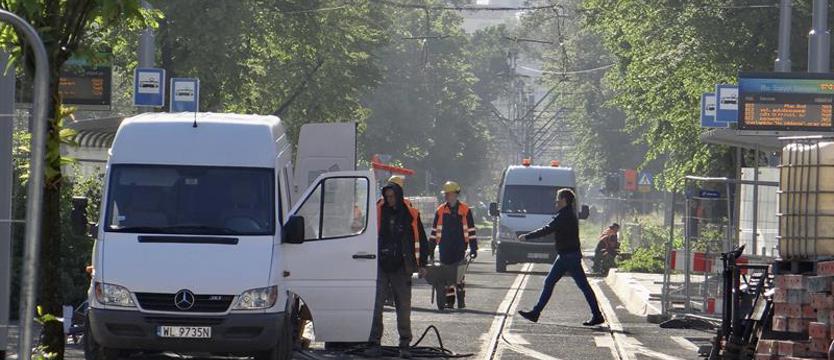 Plac Szarych Szeregów – nowe objazdy, tramwaje wracają w aleję