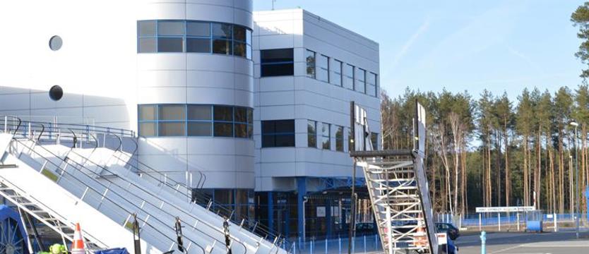 Pasażerowie podróżujący samolotem muszą przestrzegać nowych zasad bezpieczeństwa