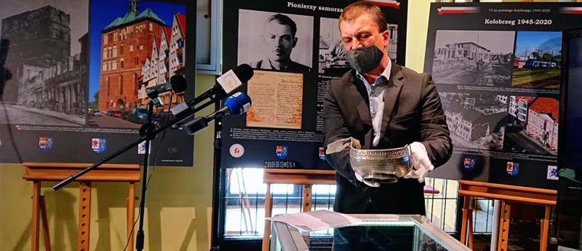 Muzealnicy zastanawiają się nad historią czary. Kowsz leżał w okopie
