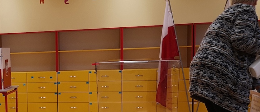 Komisja w gminie Dobra zakazała fotografowania urn wyborczych. Zgodnie z prawem?