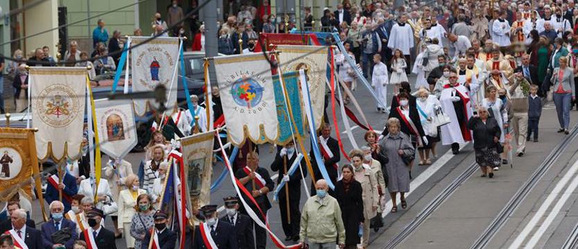 Procesje Bożego Ciała przechodzą ulicami Szczecina