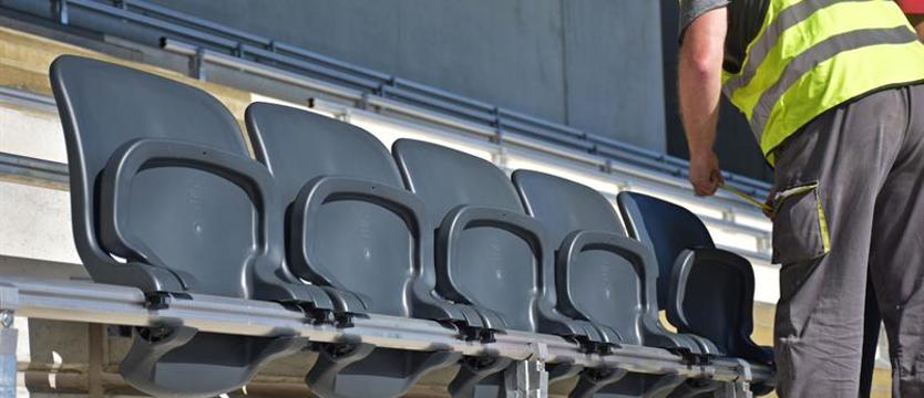 Piłka nożna. Pierwsze krzesełka na stadionie [GALERIA]