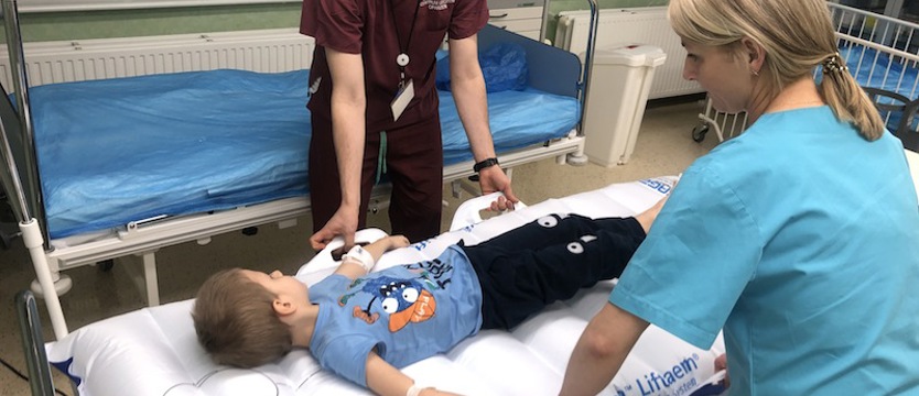 Pielęgniarki przenoszą nawet tonę dziennie. Fundacja przyszła z pomocą
