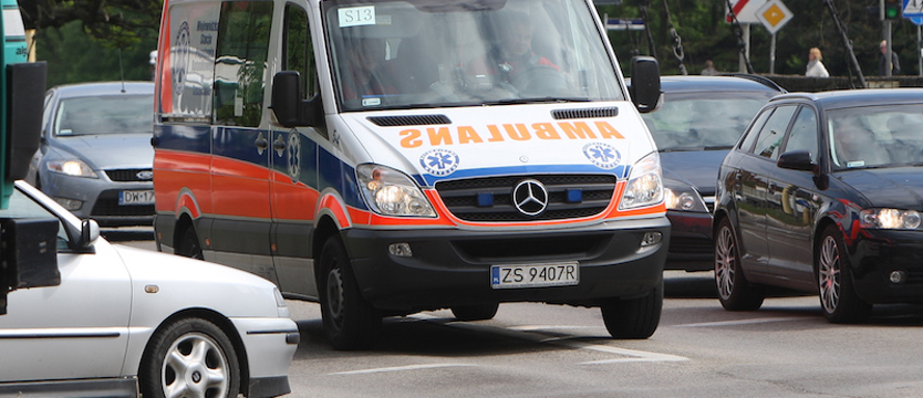 Starszy mężczyzna wpadł pod autobus przy Bramie Portowej