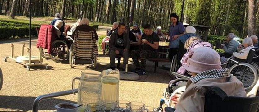 Czułość przez zamknięte drzwi. Domy opieki chronią seniorów