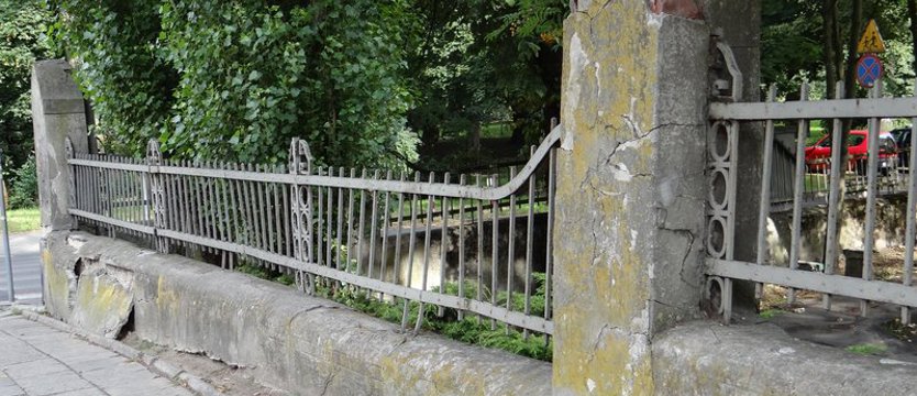 Trzech chętnych na remont muru przy VI LO w Szczecinie