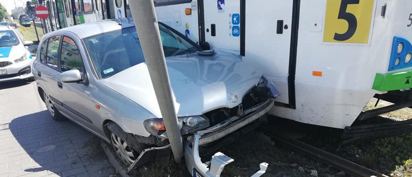 Osobówką w tramwaj na ul. Mickiewicza w Szczecinie