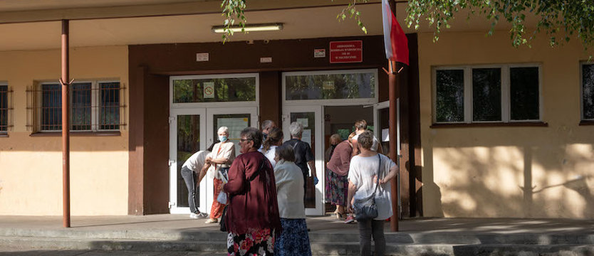 Rygory spowalniają głosowanie – kolejki do urn