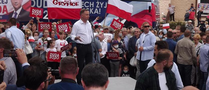 Tłum na spotkaniu. Andrzej Duda witany oklaskami