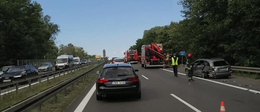 Ciężarówka wypadła z A6 do rzeki Płoni