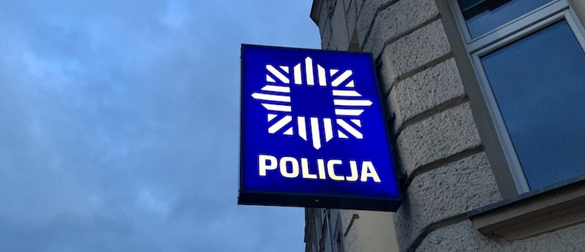 Zatrzymano mężczyznę, który niszczył samochody i zaklejał zamki w drzwiach sklepów