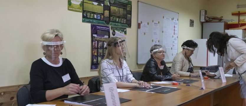 Szczecinianie głosują w niedzielne popołudnie. Są kolejki, ale nie zawsze