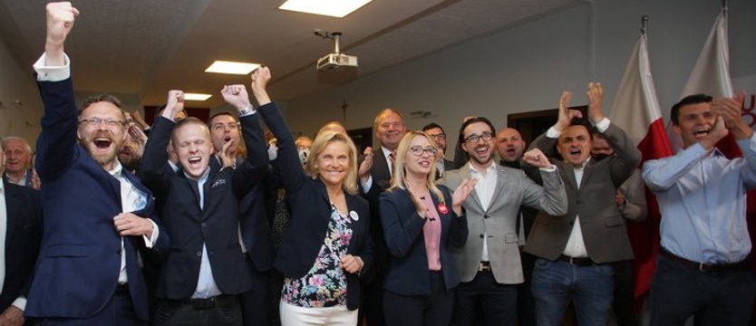 Radość w szczecińskiej siedzibie PiS po sondażowych wynikach wyborów