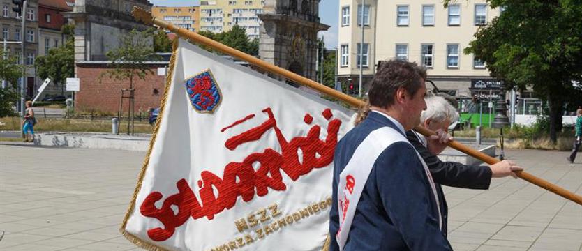 Historyczny sztandar „Solidarności” trafił do Centrum Dialogu „Przełomy”