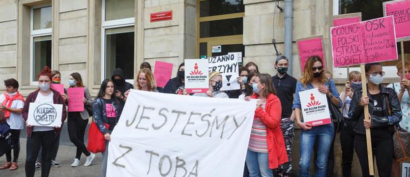 Organizacje kobiece ze wsparciem. Wiec przed sądem w Szczecinie