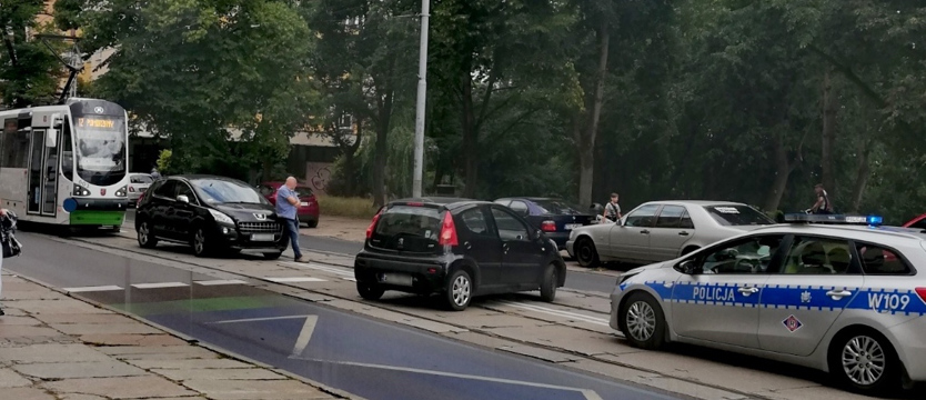 Wypadek w al. Wyzwolenia. Zablokowane torowisko tramwajowe