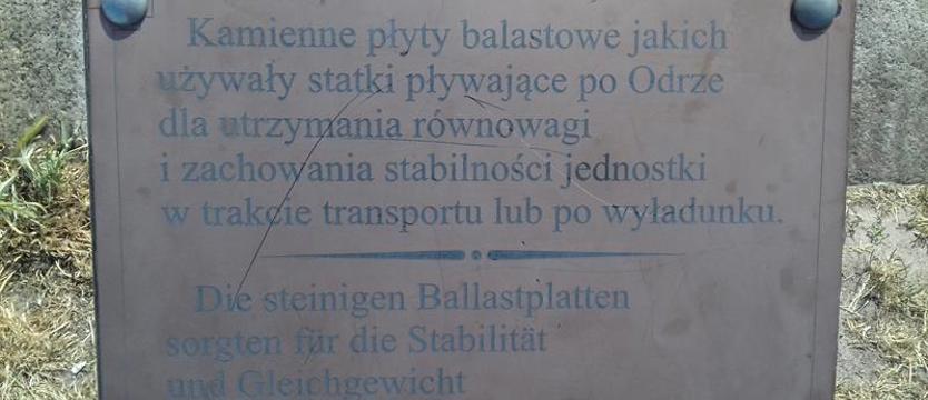 Kamienna ławeczka i płyty balastowe. Warto się tu zatrzymać