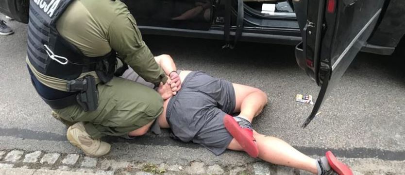 Mieli pół kilograma amfetaminy i broń. Trafili do aresztu