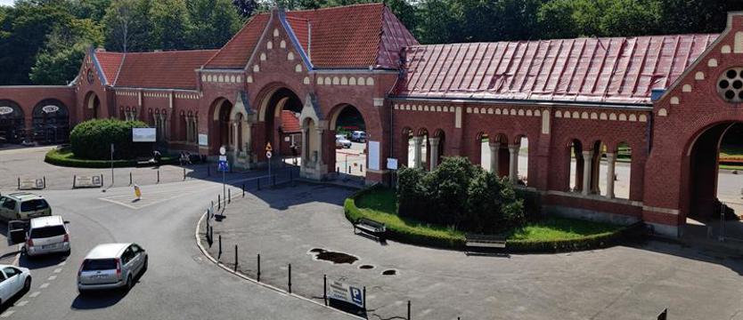 Remont Bramy Głównej Cmentarza Centralnego. Sześć miesięcy utrudnień