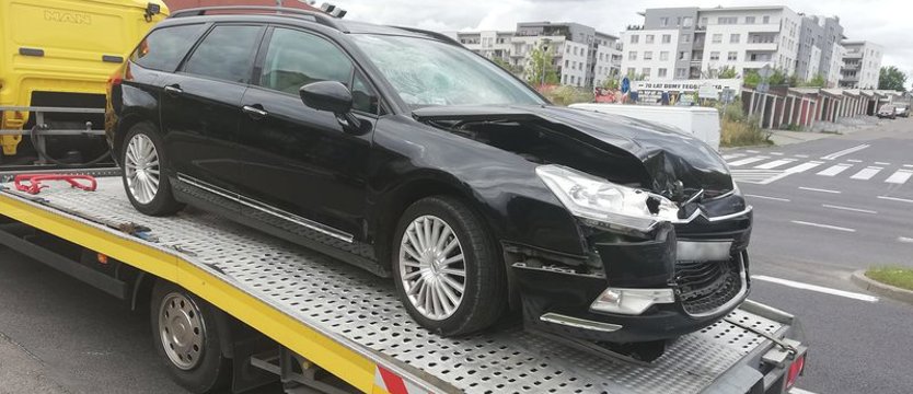 Zderzenie samochodów i potrącenie pieszej na przejściu