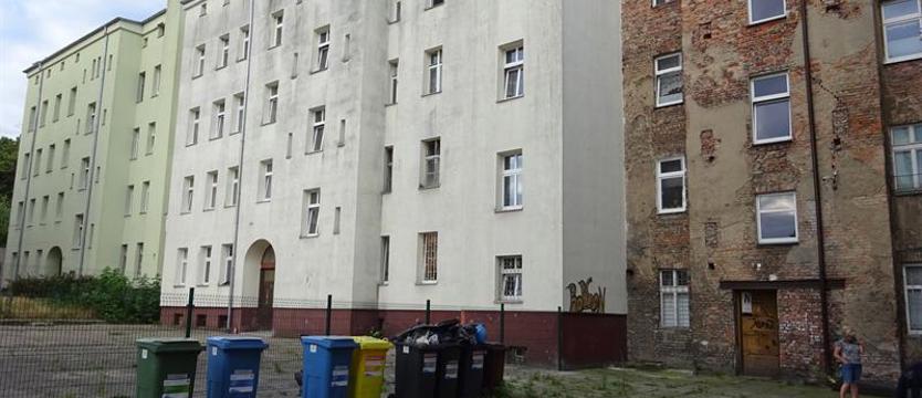 Niebezpieczny absurd na ulicy Niemierzyńskiej w Szczecinie
