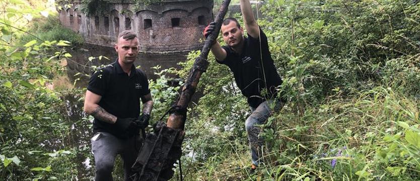 Posprzątają fosę… na urlopie