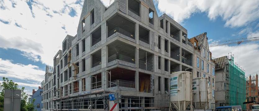 Prace na szczecińskim podzamczu. Mała architektura i zieleń jesienią