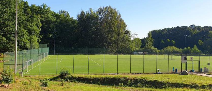 Boisko piękne, ale... za potrzebą do lasu?