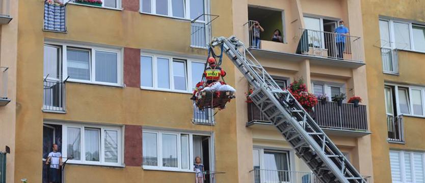 Ewakuowali z 4 piętra mężczyznę ważącego ponad 200 kg