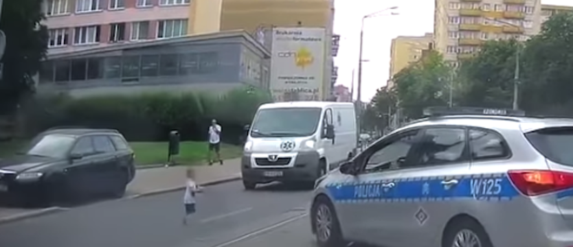 Małe dziecko wybiegło na al. Wyzwolenia w Szczecinie. O krok od tragedii