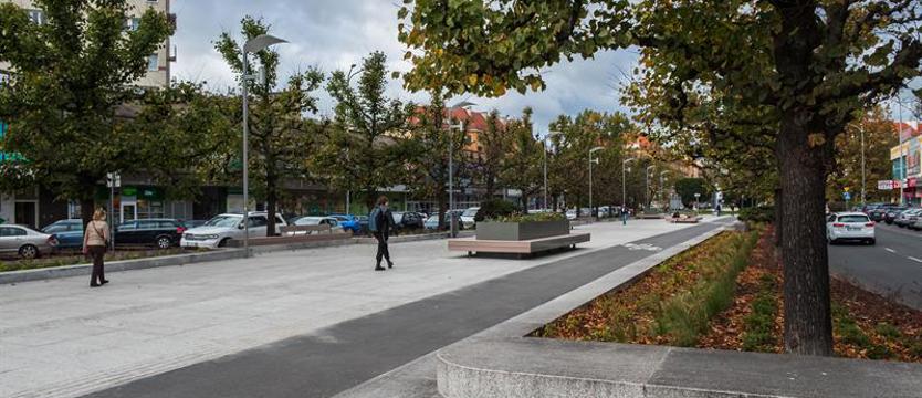 Plac Adamowicza nie dla deskorolkarzy? [SONDA]