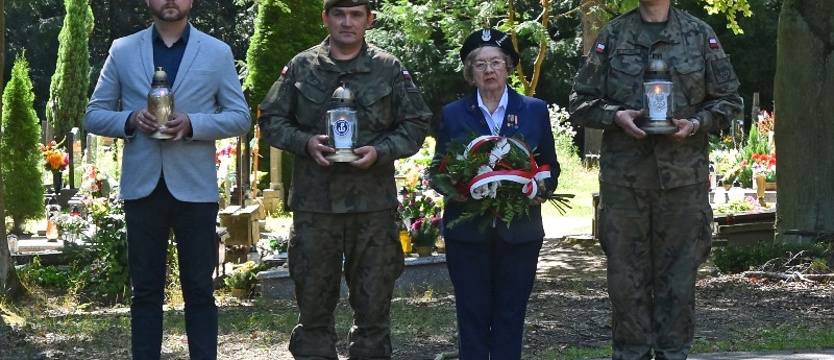 Hołd dla powstańców warszawskich