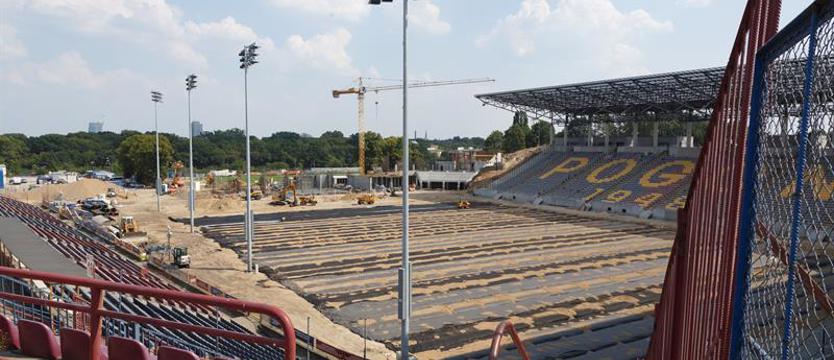 Piłka nożna. Stadionowe opóźnienie, trwa wyścig z czasem [GALERIA]