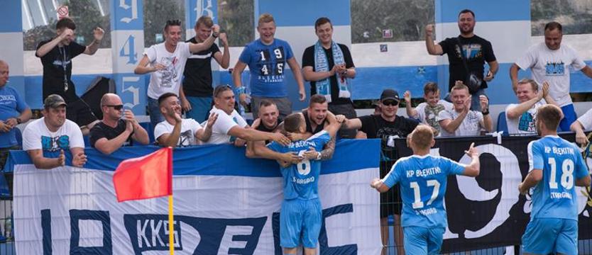 Piłka nożna. Błękitni o awans