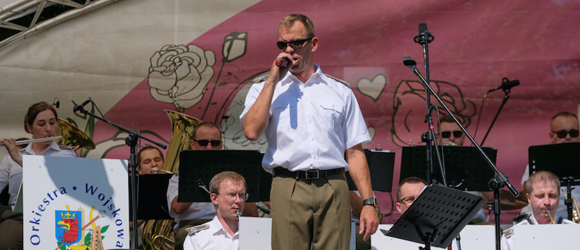 Wojskowa orkiestra wśród róż
