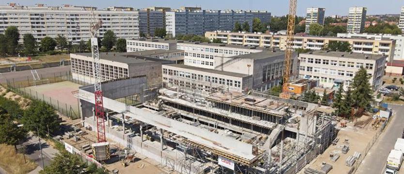 Hala basenowa przy SP 51 się pnie