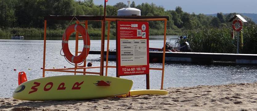 Biała flaga za czerwoną nad kąpieliskiem Dziewoklicz
