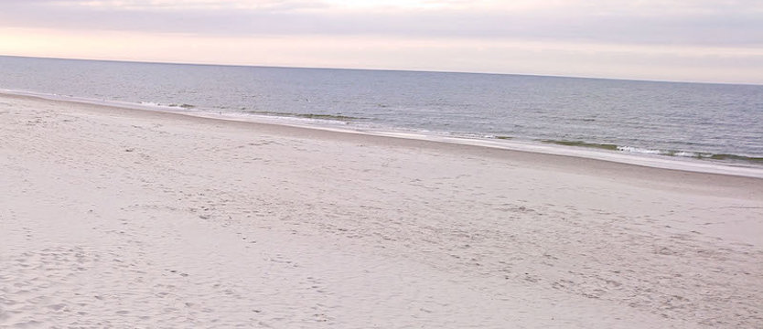 Spacerujący po plaży w Jarosławcu znalazł dryfujące ciało