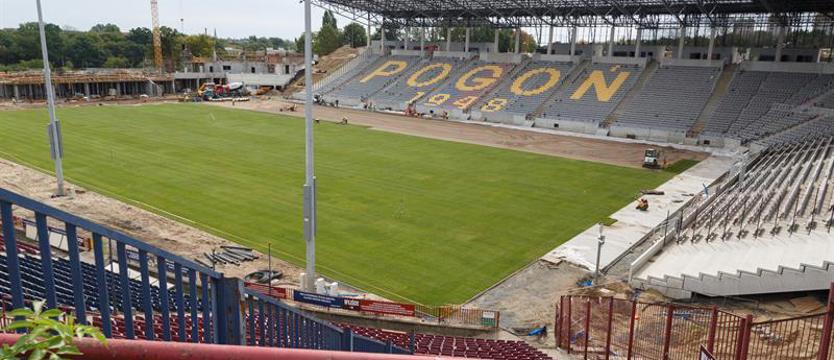 Piłka nożna. Trawa na płycie głównej stadionu [GALERIA]