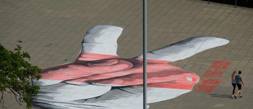 Mural na placu Solidarności. „V” jak zwycięstwo