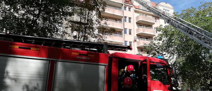 Pożar w budynku mieszkalnym przy ul. Jarowita. Na miejscu są 4 wozy strażackie
