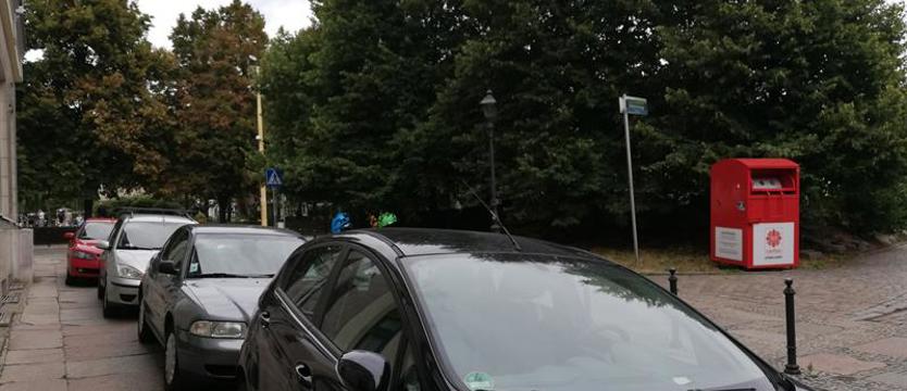 Wąski chodnik... parkingowy