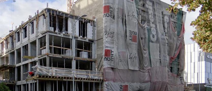 Szkło, beż i zabytkowy detal