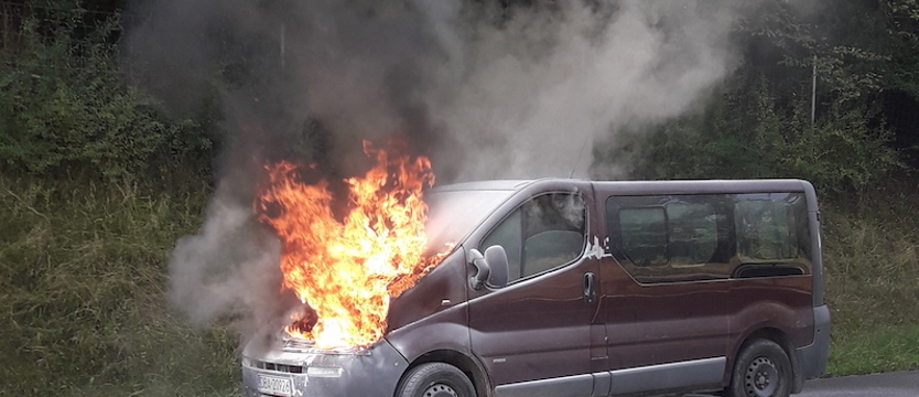 Strażnicy miejscy gasili samochód płonący na autostradzie A6