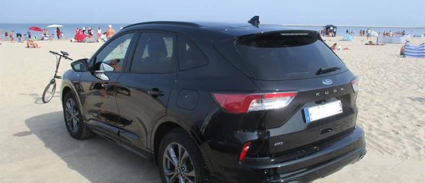 Zaparkował auto… na plaży