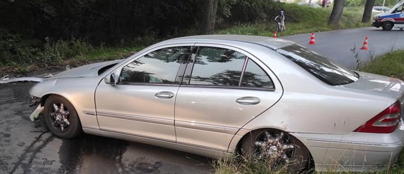 Uderzył mercedesem w drzewo i uciekł