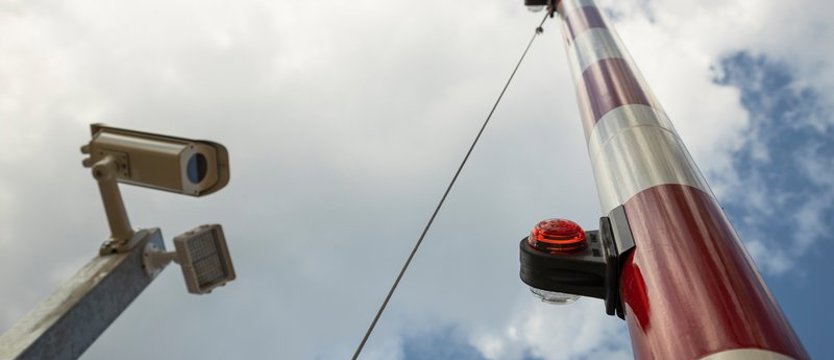 Kamery na prawie 1800 przejazdach kolejowych. Bat na piratów drogowych?