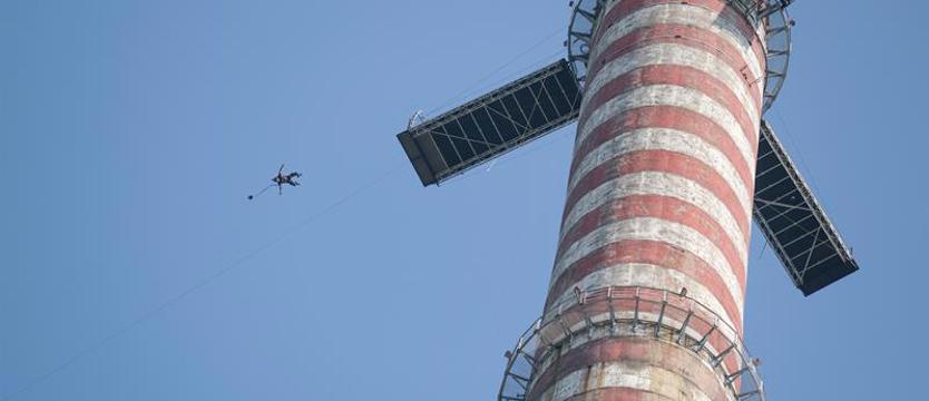 Artystyczne skoki z komina. Tylko dla największych śmiałków
