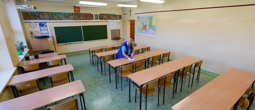 Zdalne nauczanie w dwóch szczecińskich podstawówkach. Nauczyciel z koronawirusem